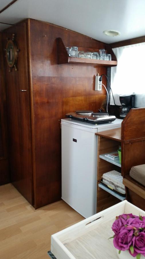 Boat Ella - Kamperen Op Het Water -Niet Om Mee Te Varen -Read Host Profile-Lees Hostprofiel Jutrijp Exterior foto