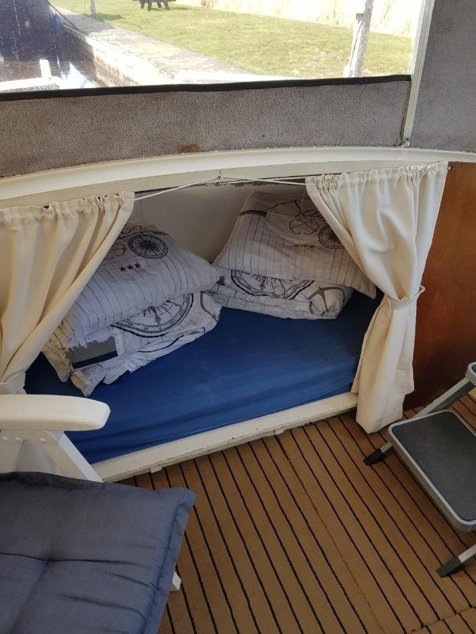 Boat Ella - Kamperen Op Het Water -Niet Om Mee Te Varen -Read Host Profile-Lees Hostprofiel Jutrijp Exterior foto