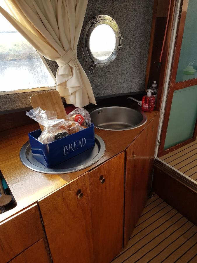 Boat Ella - Kamperen Op Het Water -Niet Om Mee Te Varen -Read Host Profile-Lees Hostprofiel Jutrijp Exterior foto